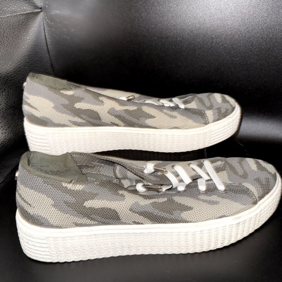 Steve Madden Maygee Green Camo Slip-On Sneakers – Women’s Size 7.5 US - Picture 1 of 3